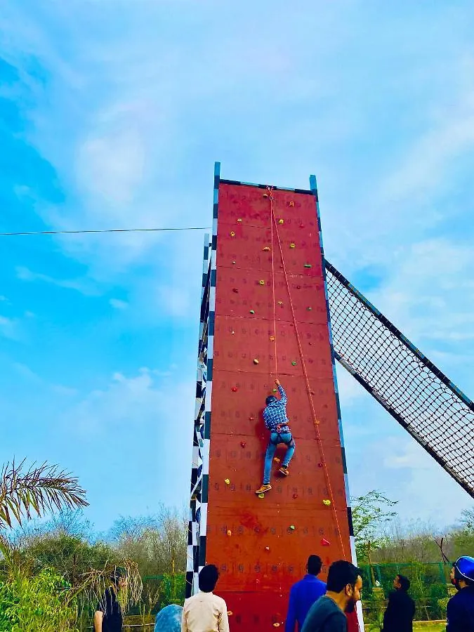 Apple Adventure Resort 古尔冈 3*,